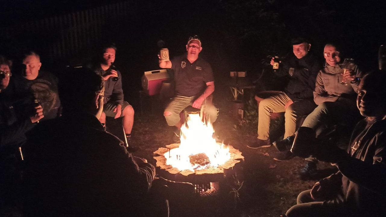 Lagerfeuer und eine Kiste Bier Lagerfeuer und eine Kiste Bier